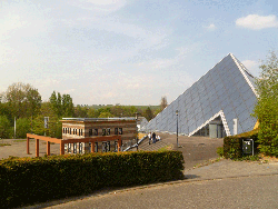 Glazen piramide