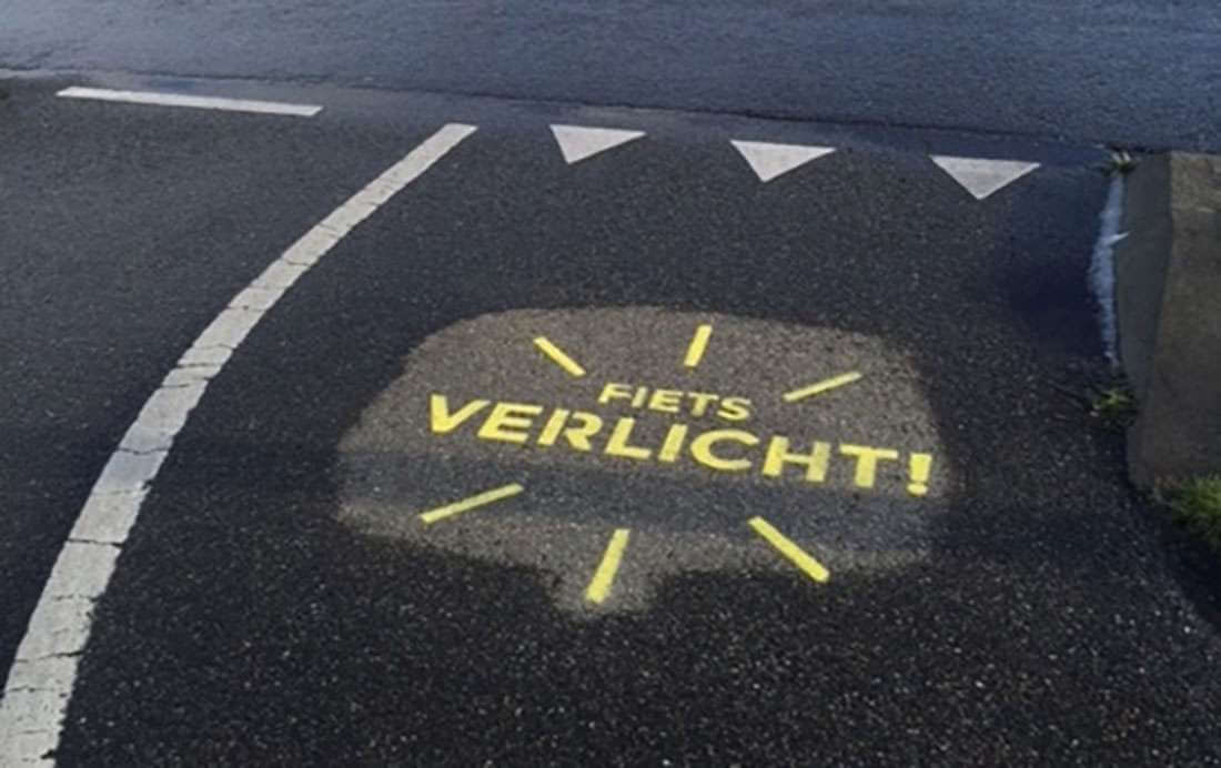 Graffiti op fietsroutes attendeert op verlichting Graffiti op fietsroutes attendeert op verlichting