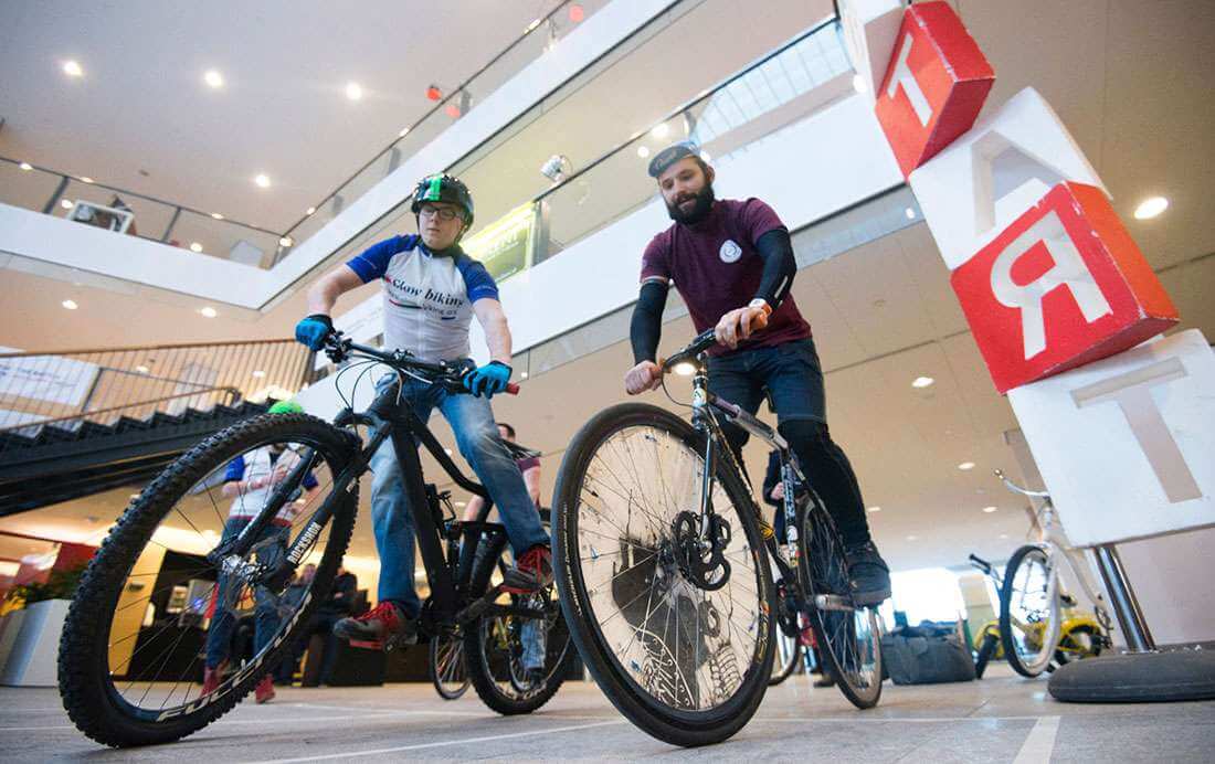 Wie kan het langzaamst fietsen Wie kan het langzaamst fietsen